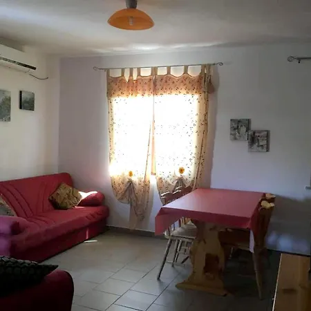 With One Bedroom In With Enclosed Garden And Wifi 400 M From The Beach Apartamento *